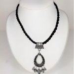 Valentijnsdag! Gevlochten leren ketting en antiek zilveren metalen hanger.