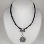Gevlochten leren ketting en antiek zilveren metalen hanger