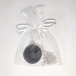 Messing en zwart lederen hanger, natuursteen cabochon onyx.
