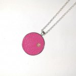Messing en roze lederen hanger, natuursteen cabochon rozenkwarts.