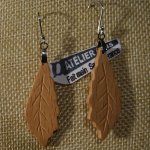 oorbellen eikenblad van Hetre hout ethische handgemaakte sieraden, gewaxte natuurjuwelen, voor oren met gaatjes