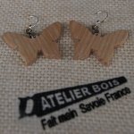 vlinder oorbellen van massief essenhout ethische houten sieraden, handgemaakte wassen natuurjuwelen