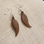 oorbel met veren, ethische sieraden van walnotenhout, handgemaakte sieraden