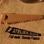Miniatuur zaagfiguurtje van massief beukenhout, 3mm dik, gedecoreerd met een kerstboom.