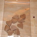 10 miniatuur doorboorde harten om op te hangen, om te versieren voor bruiloft, valentijnsdag, houten bruiloft