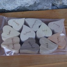 Zakje met 10 massief houten harten van verschillende soorten, Engelse versie, handgemaakt en gepyrograveerd