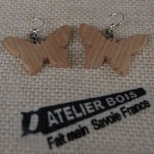 vlinder oorbellen van massief essenhout ethische houten sieraden, handgemaakte wassen natuurjuwelen