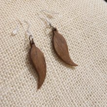 oorbel met veren, ethische sieraden van walnotenhout, handgemaakte sieraden