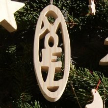 Kerstbal 12 cm in massief sparrenhout, handgemaakte natuurdecoratie