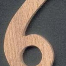 Nummer 6 ht 10cm massief beukenhout handgemaakt, markering klok