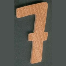 Nummer 7, 8cm hoog, massief beukenhout, handgesneden