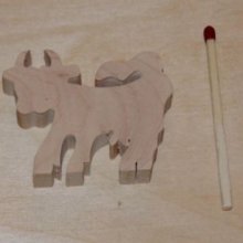 Miniatuur houten koe beeldje om te versieren