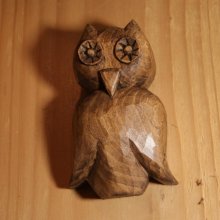 Handgesneden uil gewaxt walnoot interieurdecoratie massief lindehout