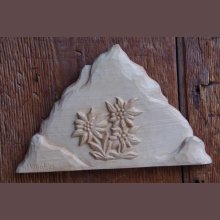 Berg met handgesneden edelweiss