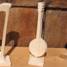 banjo in massief sparrenhout hoogte 15 cm gemonteerd op een sokkel handgemaakte bruiloft tafelmuziek decoratie