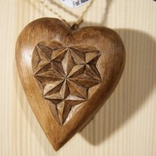 hart gesneden in lindehout, valentijnscadeau, houten huwelijk, handgesneden