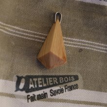 hanger van melezehout, piramidevorm, ethisch gewaxt juweel, handgemaakt