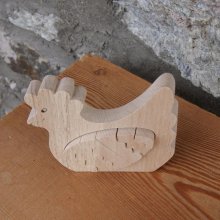 Kip met te beschilderen houten puzzelei, paasdecoratie