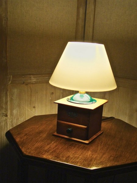 Oude groene koffiemolen lamp