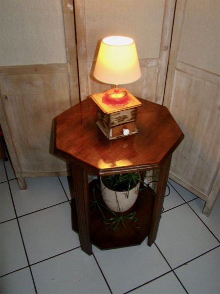 Antieke koffiemolen lamp rood 