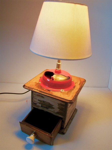 Antieke koffiemolen lamp rood 