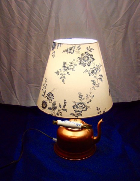 Lampe bouilloire en cuivre recycl&eacute;