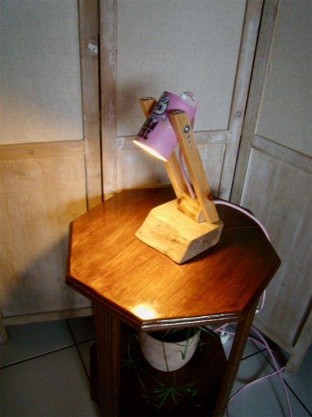 Bad girl's bureaulamp