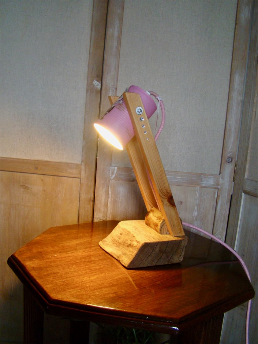 Bad girl's bureaulamp