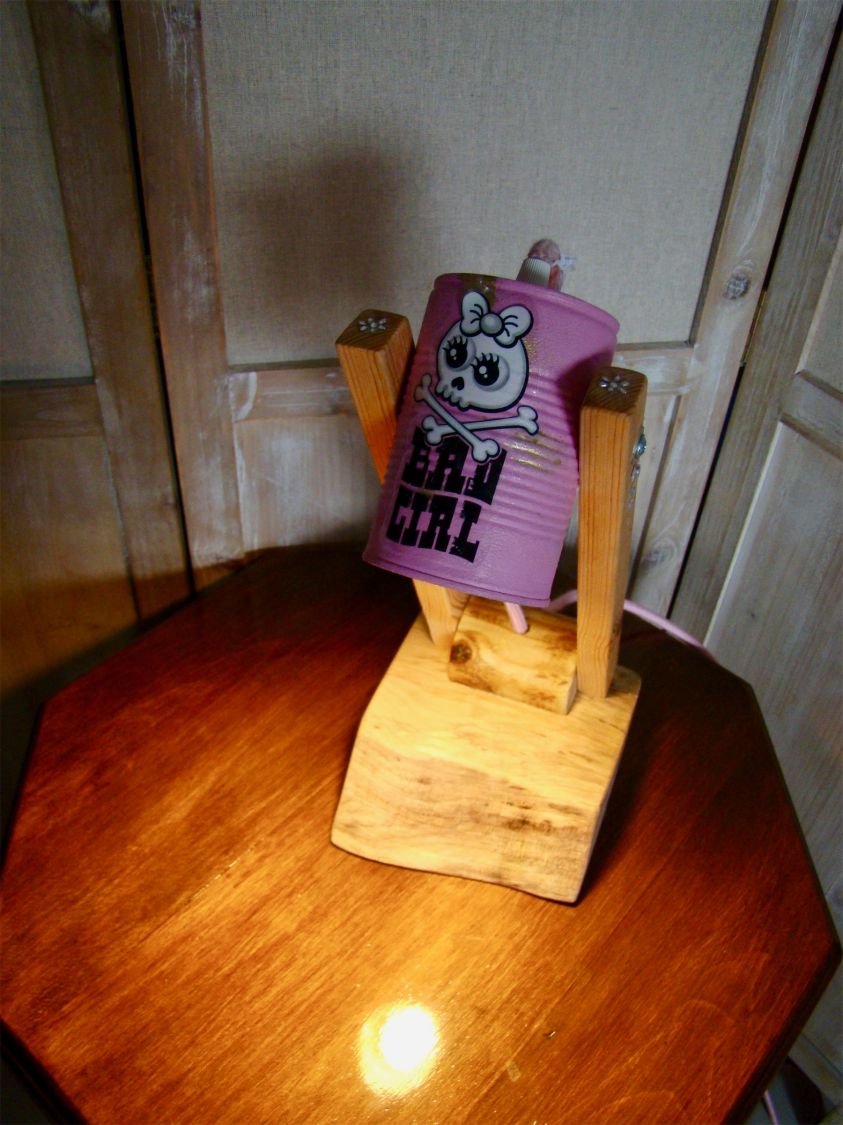 Bad girl's bureaulamp