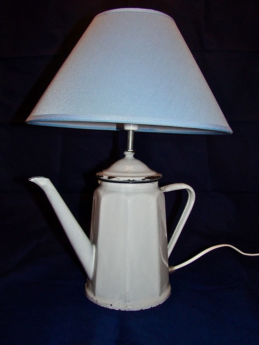 Antieke koffiepotlamp van geëmailleerd plaatstaal