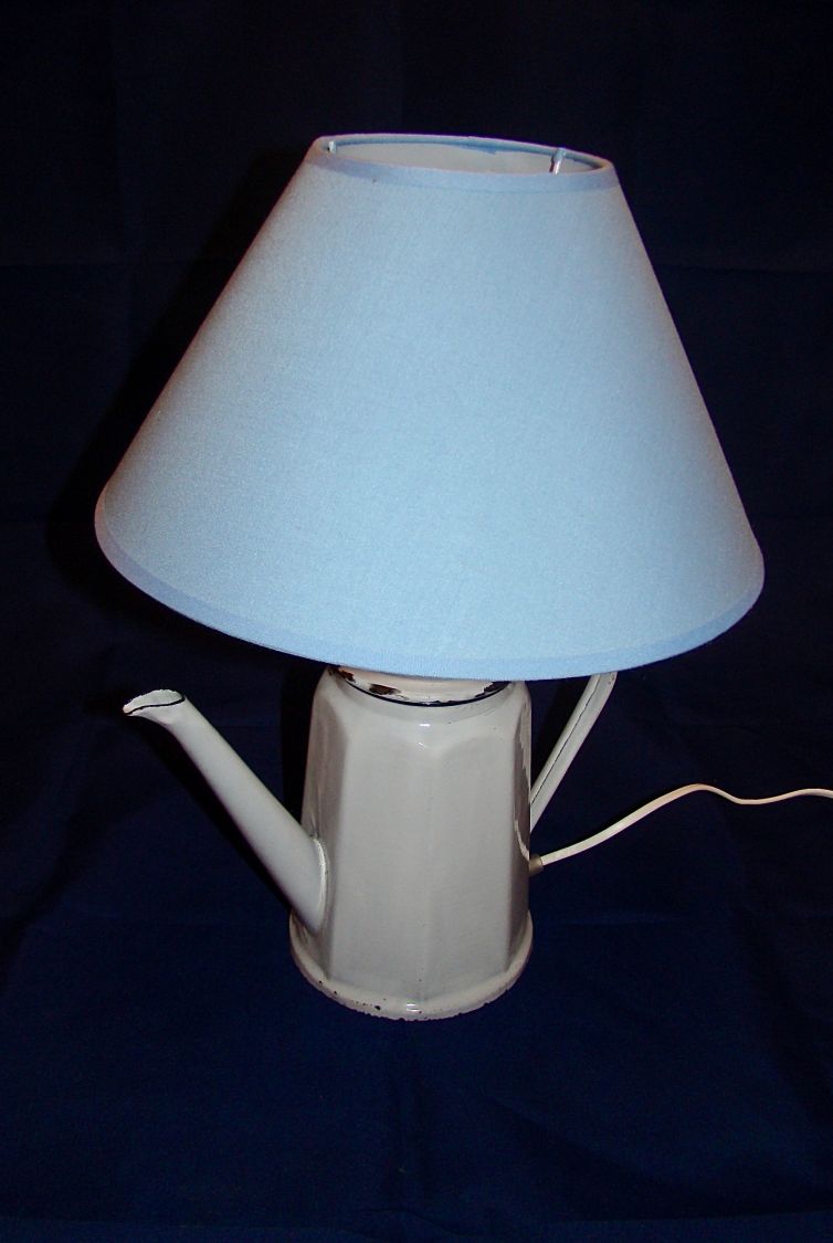 Antieke koffiepotlamp van geëmailleerd plaatstaal