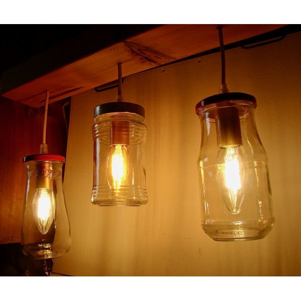 Kleine kroonluchter met gerecycleerde potten en hout.