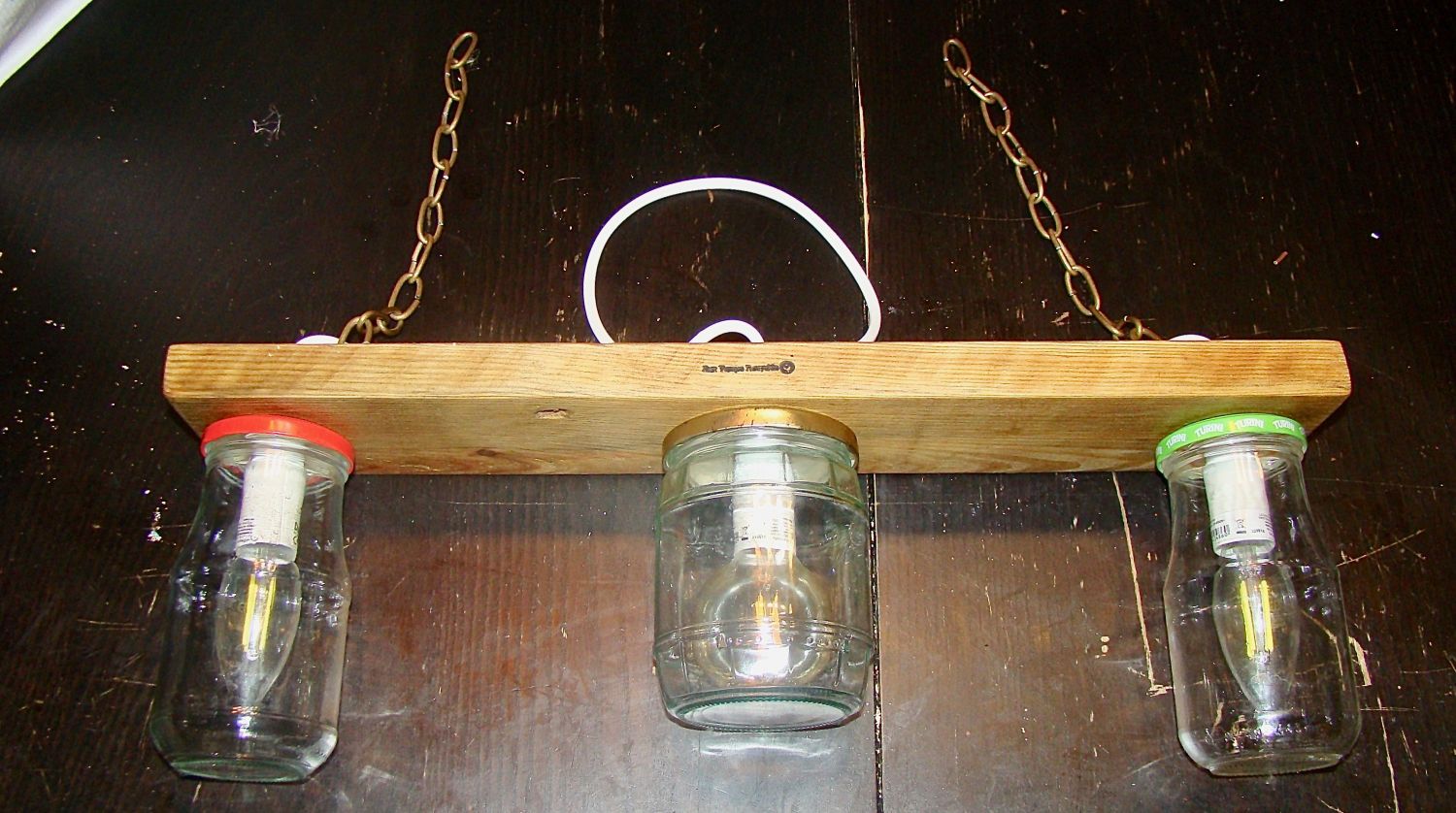 Kleine kroonluchter met gerecycleerde potten en hout.