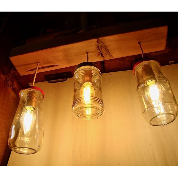 Kleine kroonluchter met gerecycleerde potten en hout.