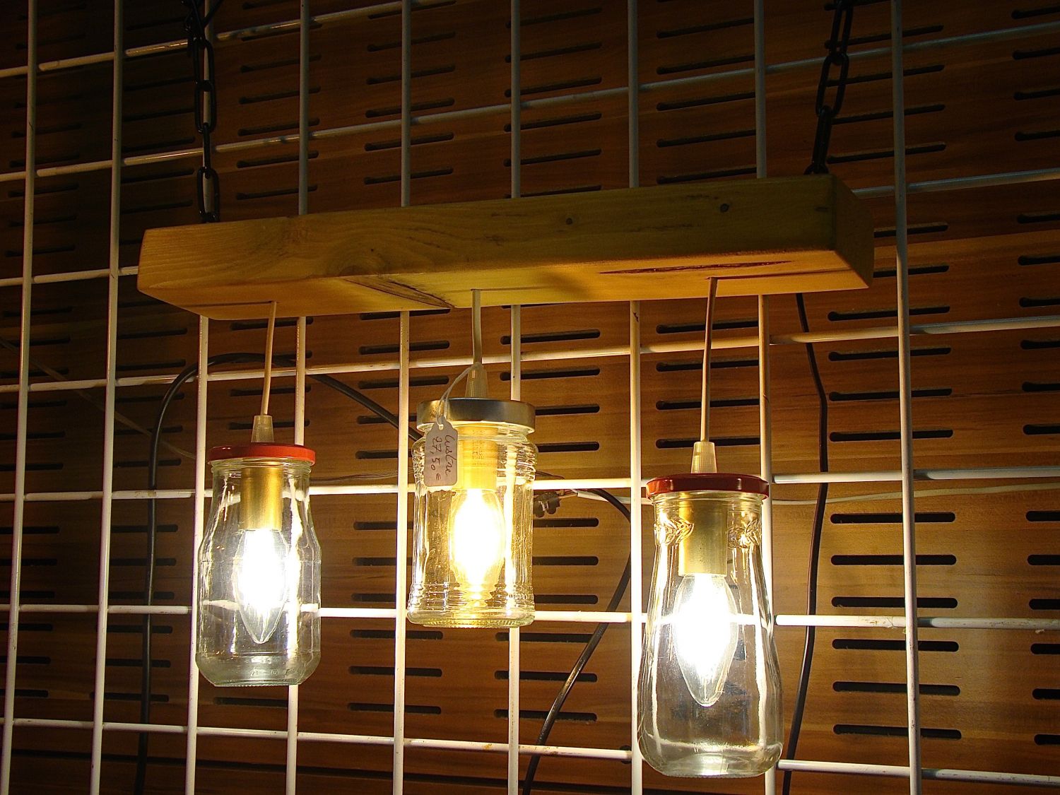 Kleine kroonluchter met gerecycleerde potten en hout.