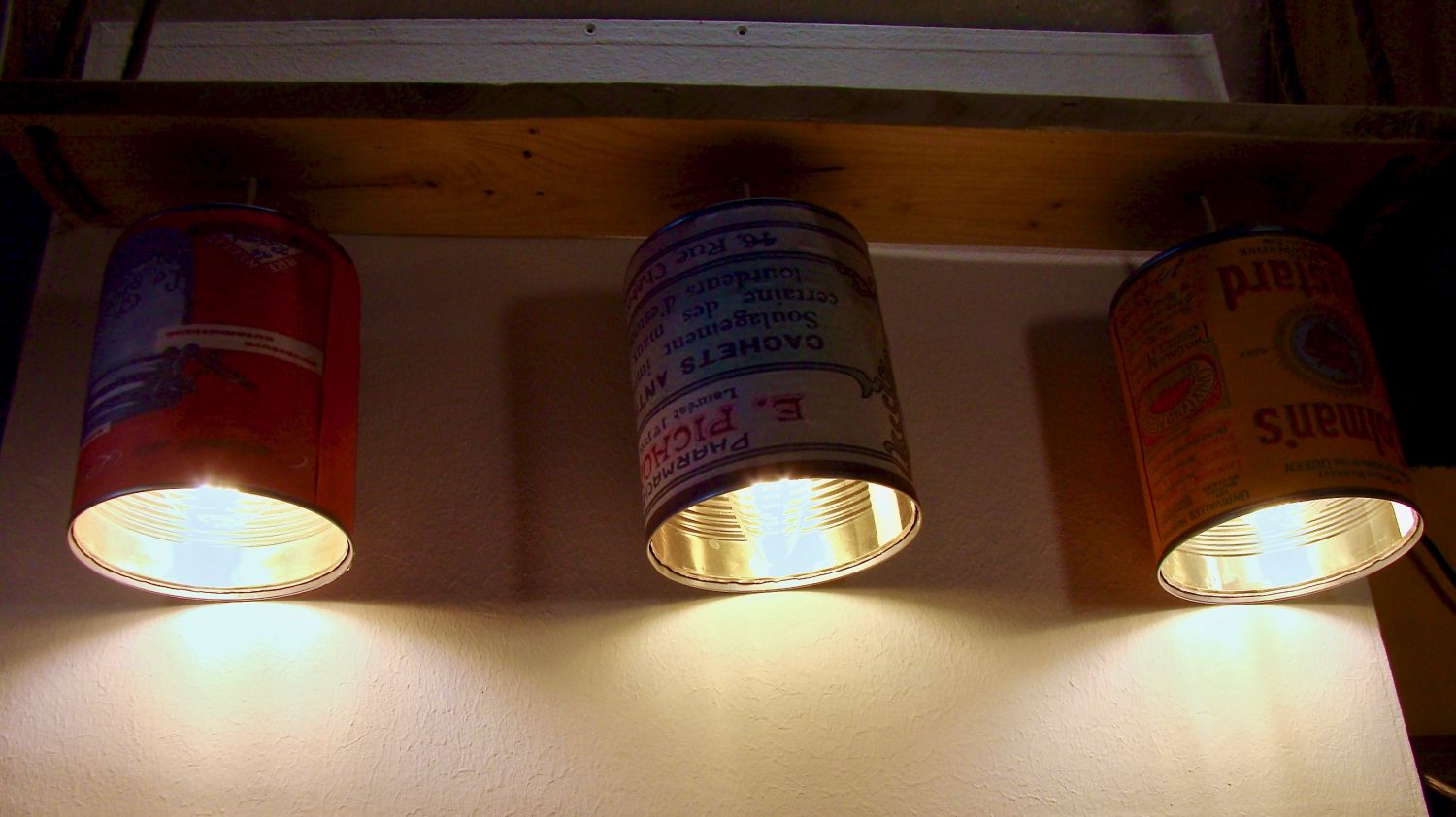 Houten kroonluchter en vintage blikje 