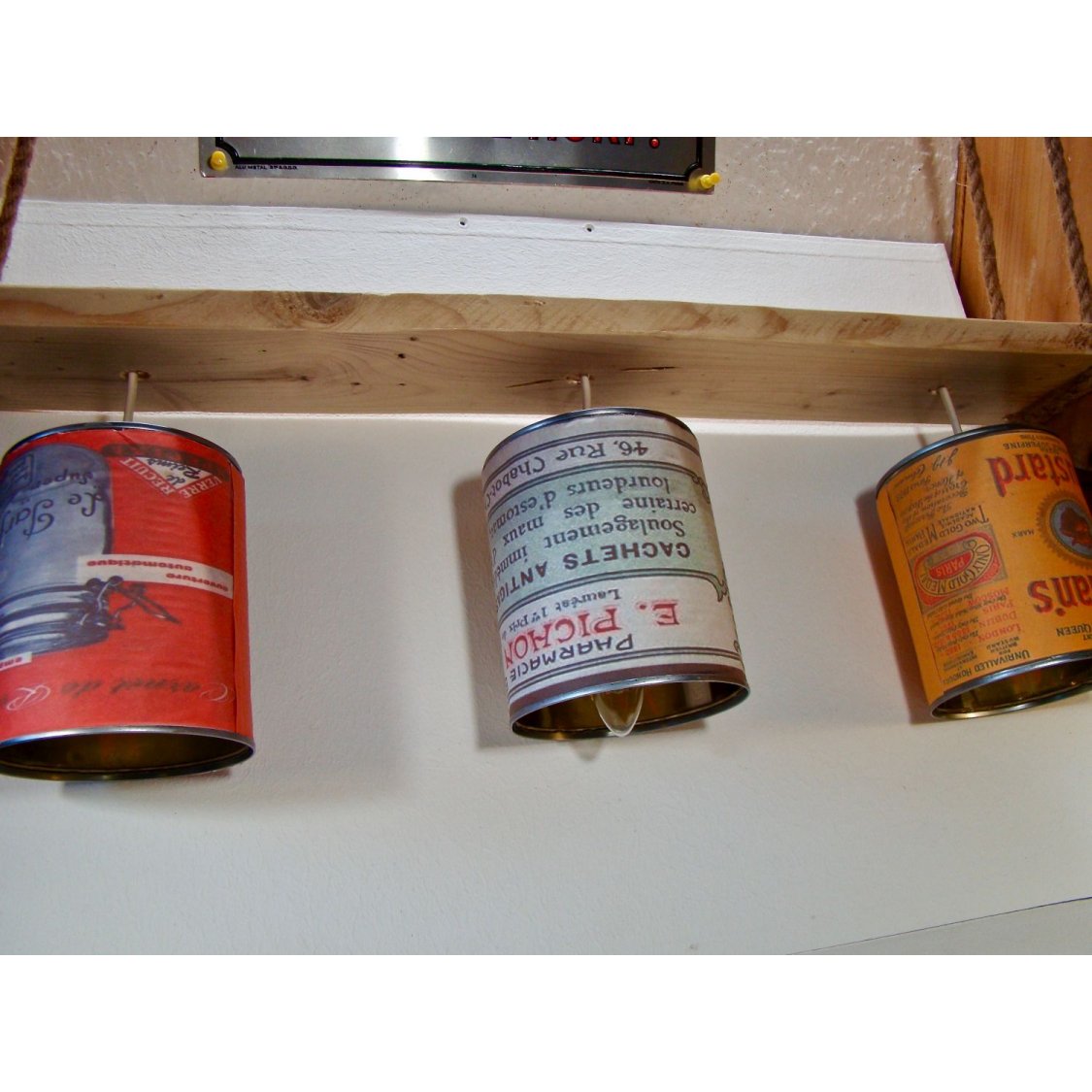 Houten kroonluchter en vintage blikje 