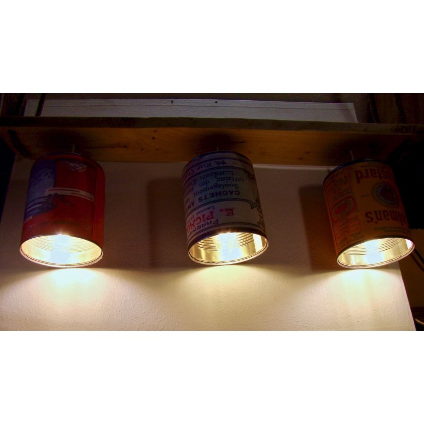 Houten kroonluchter en vintage blikje 