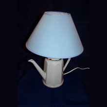 Antieke koffiepotlamp van geëmailleerd plaatstaal