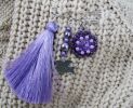 Paarse vriendschapsbroche met pompon 