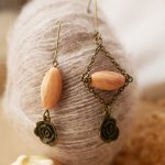 Beige & roze stenen oorbellen