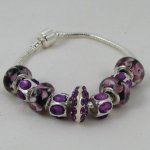 Zilveren armband met paarse parels en strass steentjes