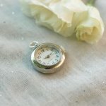 Horloge hanger met ronde zilveren wijzerplaat