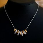 Ketting met zilveren en gouden ringen