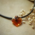 Swarovski hart hanger op bruin leer