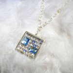 Vierkante medaillon hanger met Swarovski cabochons
