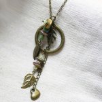 Ketting met lange hanger in een bohemien en vegetale geest