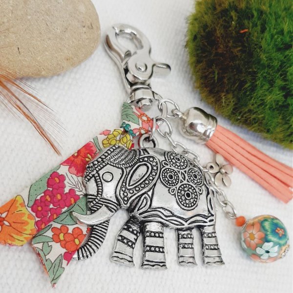 Zakjuweel met grote antiek zilveren olifantenhanger en bijpassend lint voor een uniek ontwerp