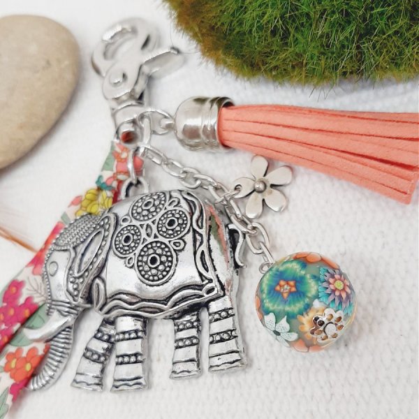 Zakjuweel met grote antiek zilveren olifantenhanger en bijpassend lint voor een uniek ontwerp