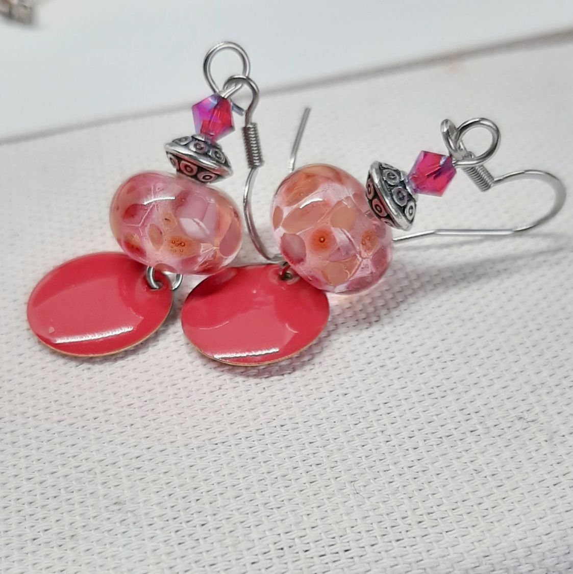 aardbei vleeskleurige oorbellen mooie heldere en originele kleur voor deze designer oorbellen